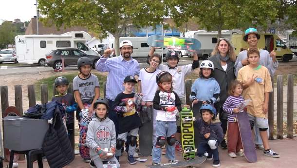 Nen skatejant a l'Academy